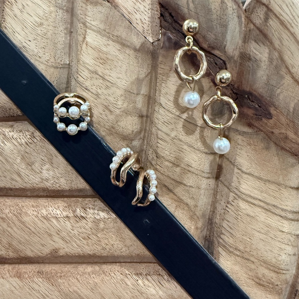 Elegant Gold and Pearl Earrings Set